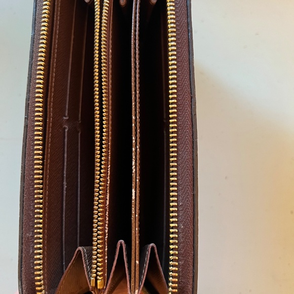 Louis Vuitton | Zippy Wallet w/ Brown Interior | Good to Great Condition - Picture 13 of 14